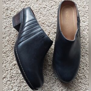 Vionic Black Leather Clogs